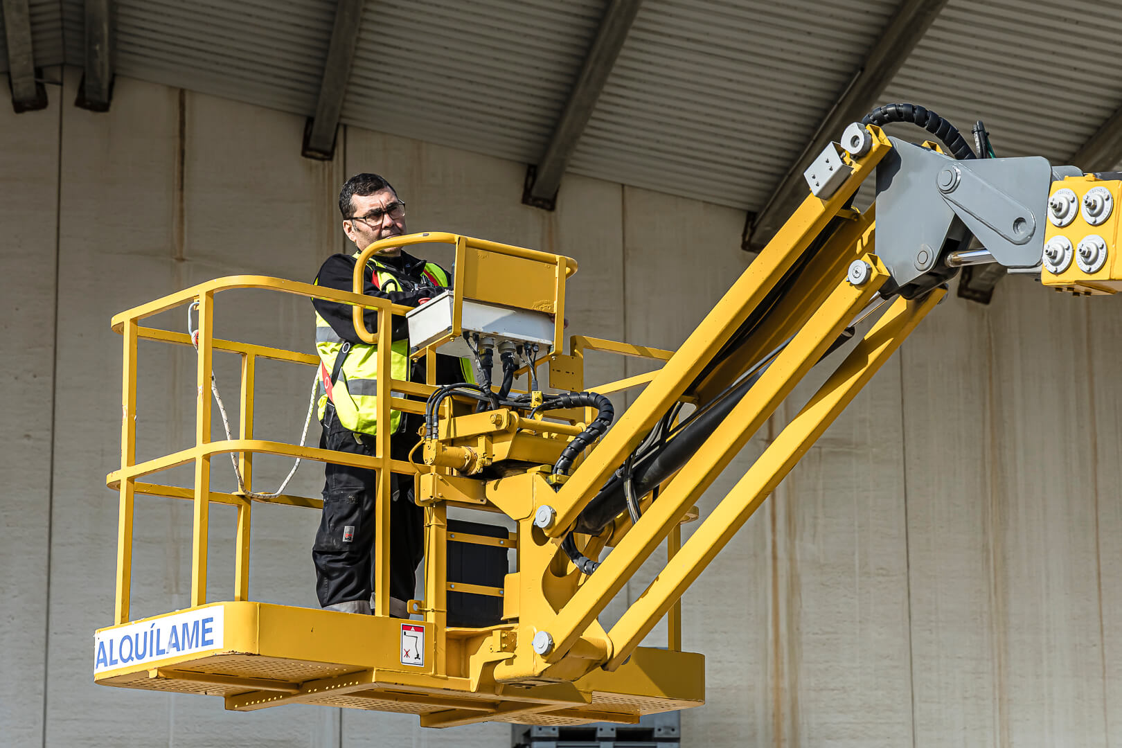 hombre-manejando-brazo-industrial