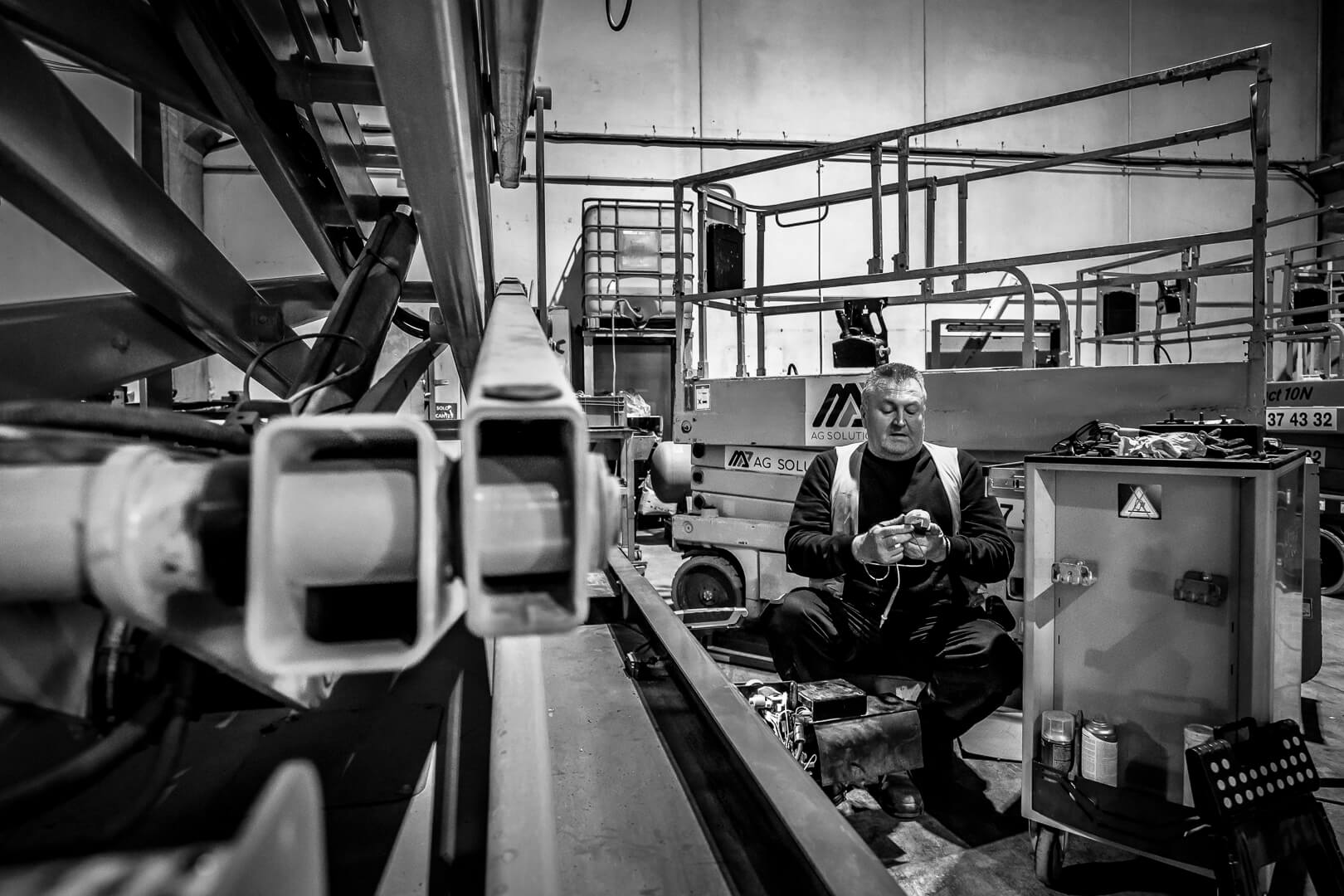 imagen-blanco-y-negro-de-hombre-en-taller-de-maquinaria